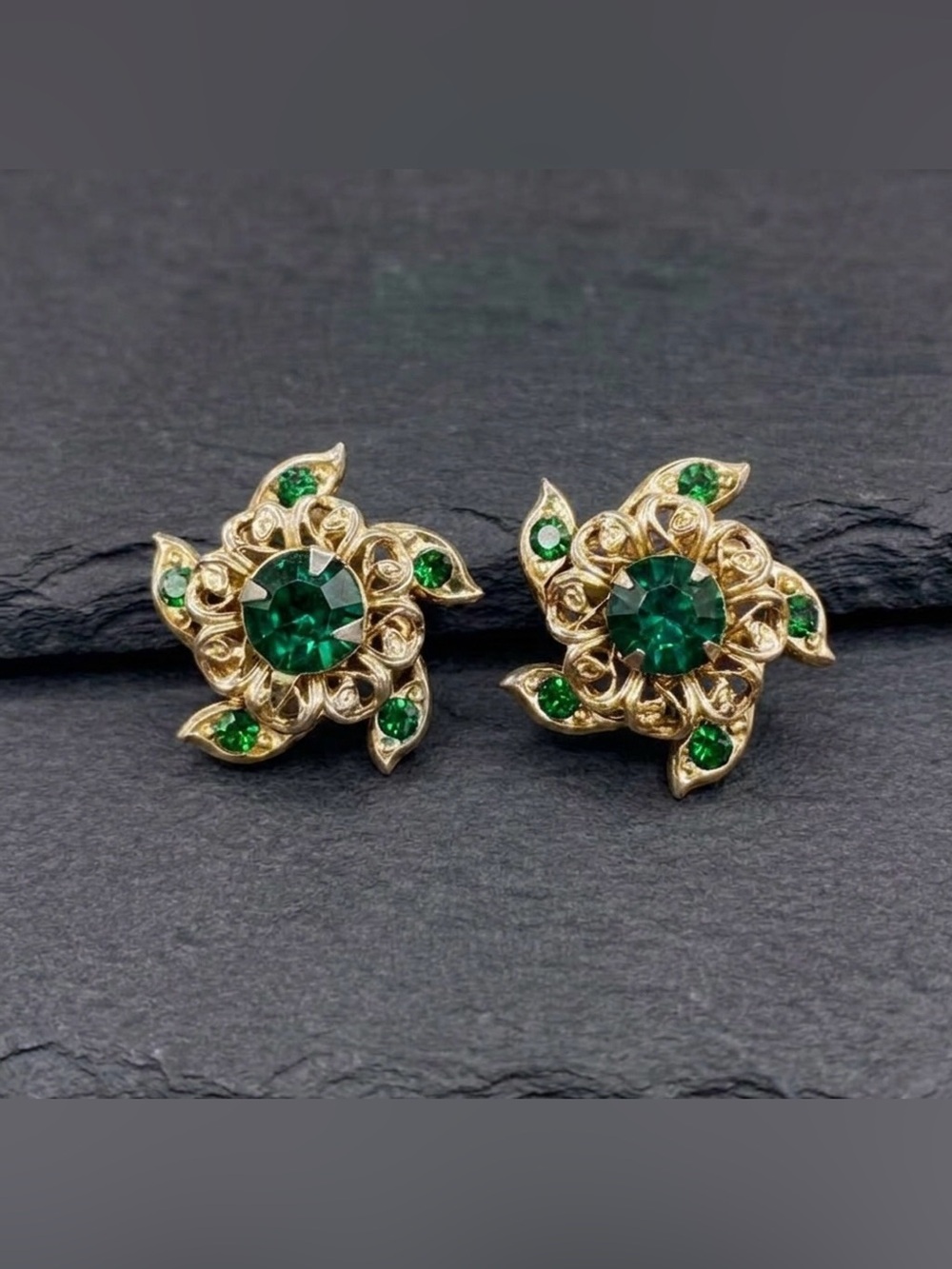 Vintage 30s Coro Art Deco Emerald Green Glass Star Gold Tone Screw Back Earrings